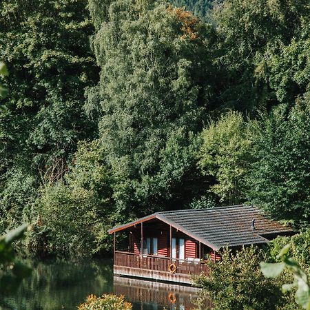 Herons Lake Retreat Hot Tub Lodges Caerwys Exterior foto