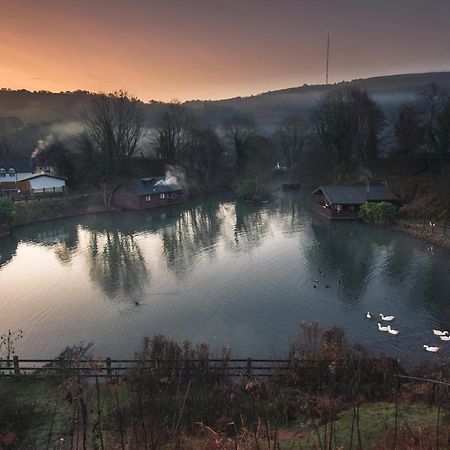 Herons Lake Retreat Hot Tub Lodges Caerwys Exterior foto