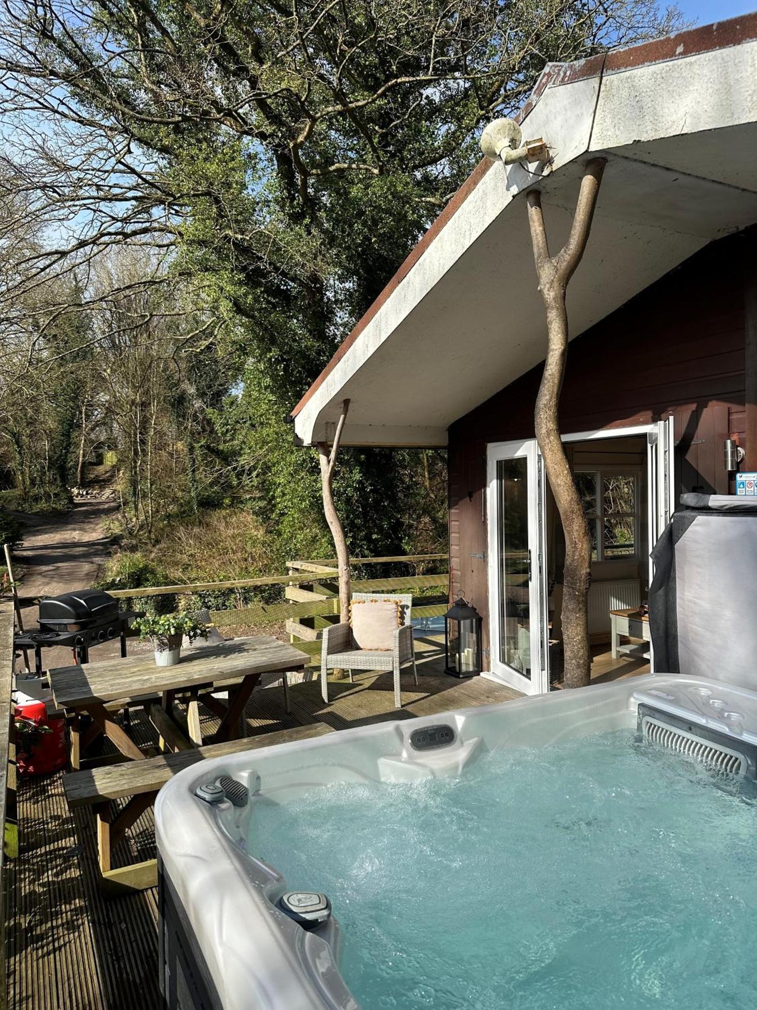 Herons Lake Retreat Hot Tub Lodges Caerwys Exterior foto