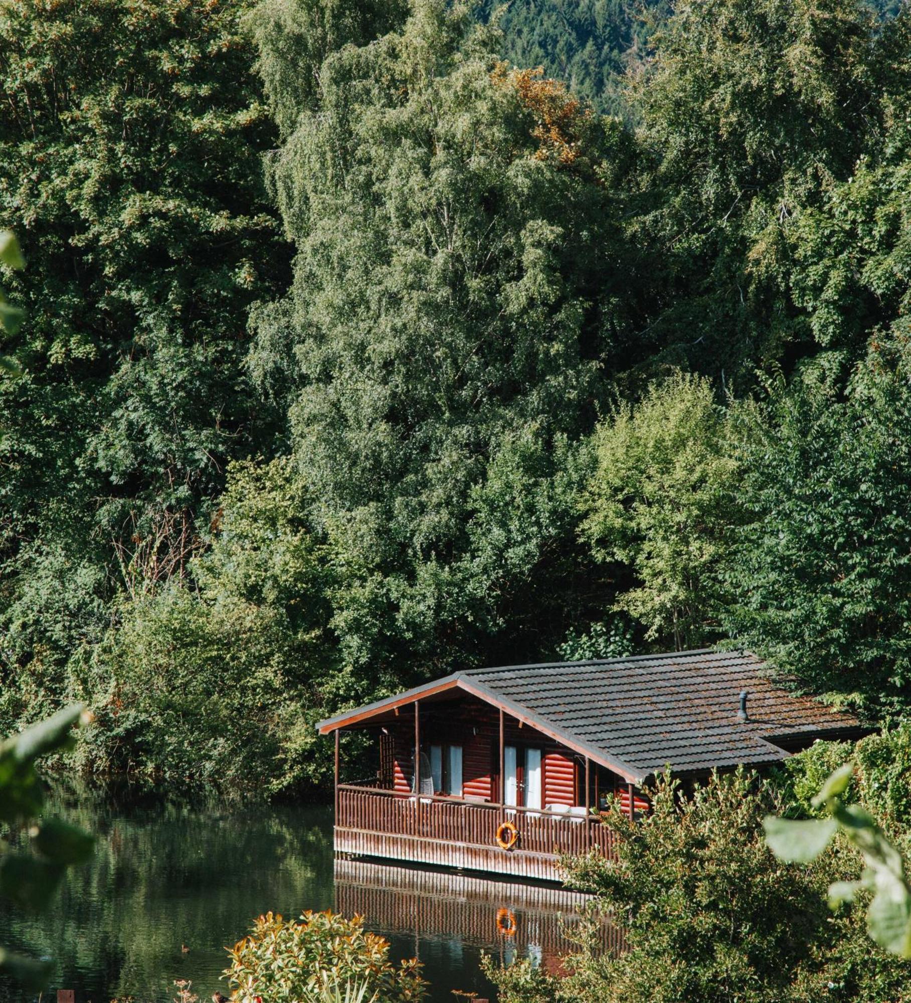 Herons Lake Retreat Hot Tub Lodges Caerwys Exterior foto