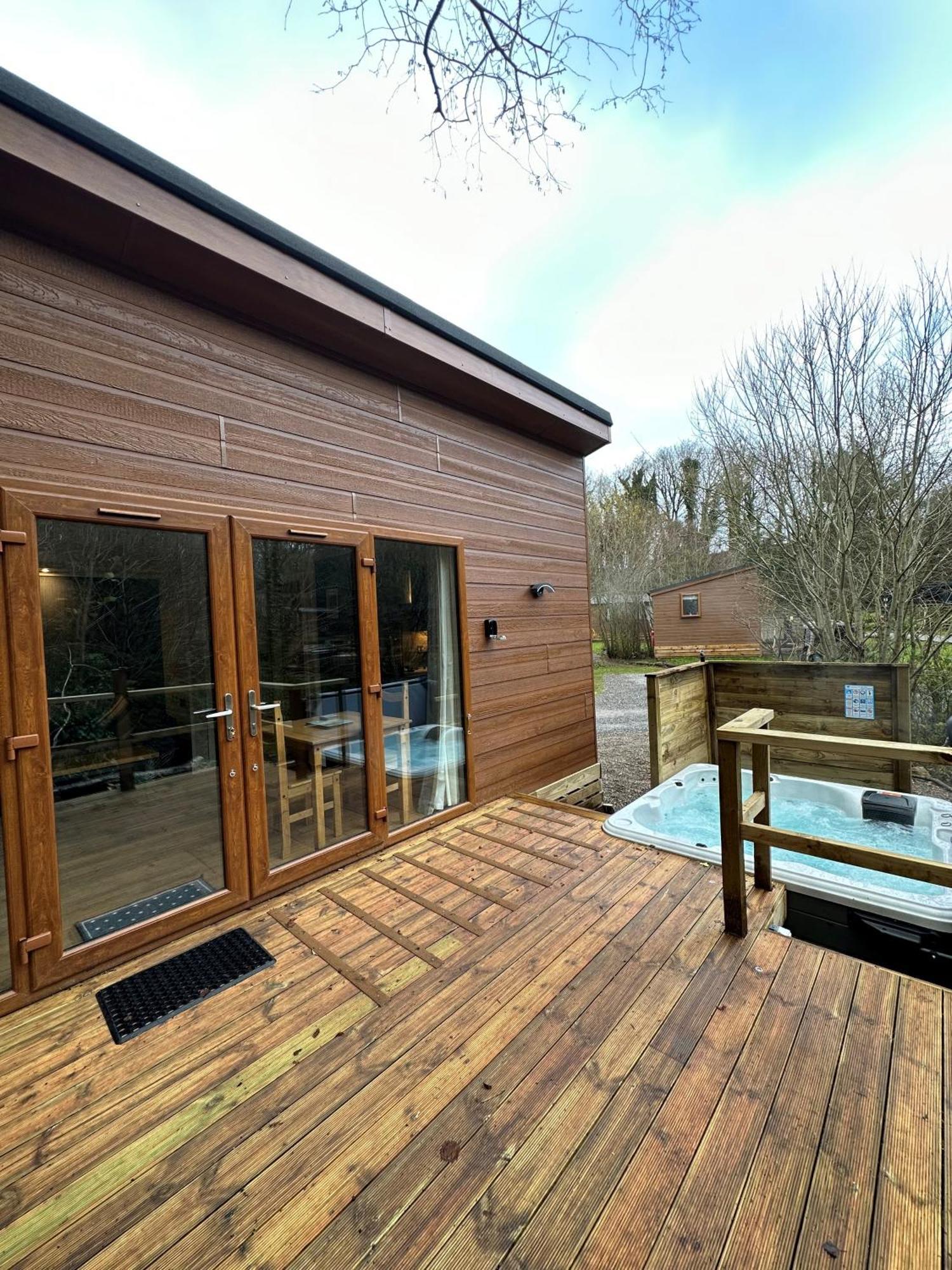 Herons Lake Retreat Hot Tub Lodges Caerwys Exterior foto