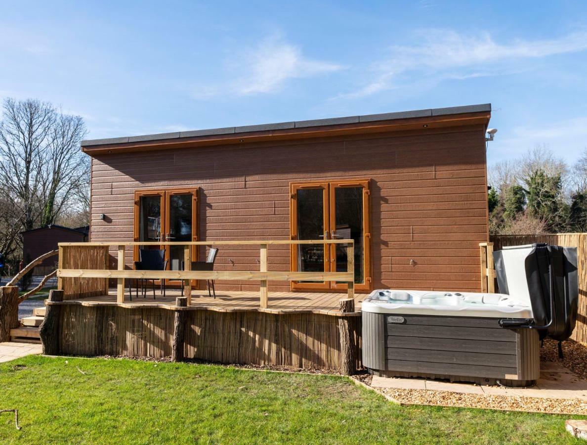 Herons Lake Retreat Hot Tub Lodges Caerwys Exterior foto