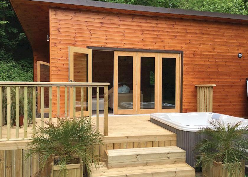 Herons Lake Retreat Hot Tub Lodges Caerwys Exterior foto